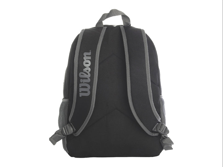 Mochila deportiva Wilson color negro con bolsillo frontal gris y logotipo grande en el centro.