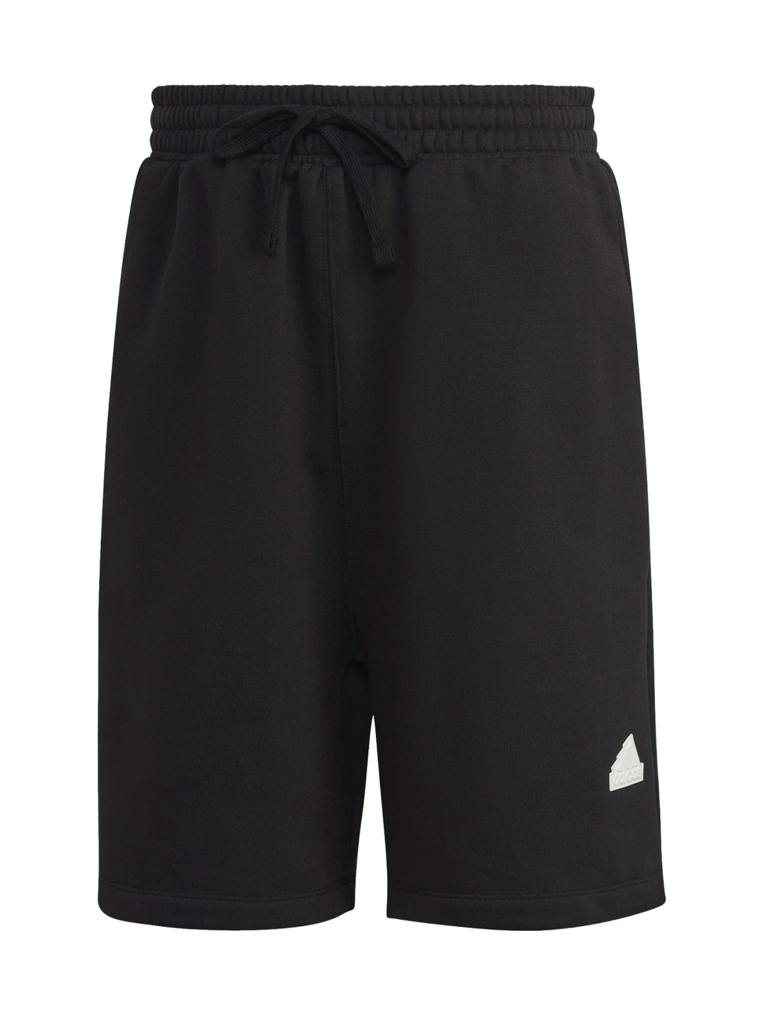 Hombre vistiendo pantalones cortos deportivos Adidas de color negro.