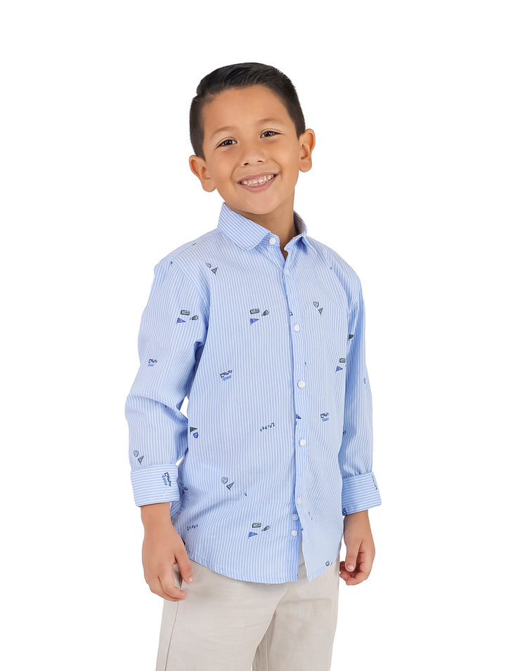 Niño vistiendo una camisa celeste de rayas verticales con pequeños estampados náuticos.