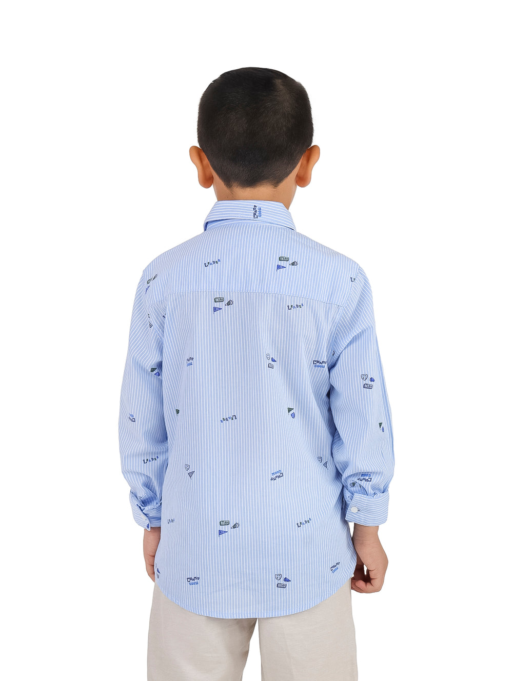 Niño vistiendo una camisa celeste de rayas verticales con pequeños estampados náuticos.