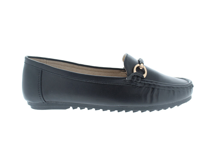Zapato mocasín negro con detalle metálico dorado y suela dentada.