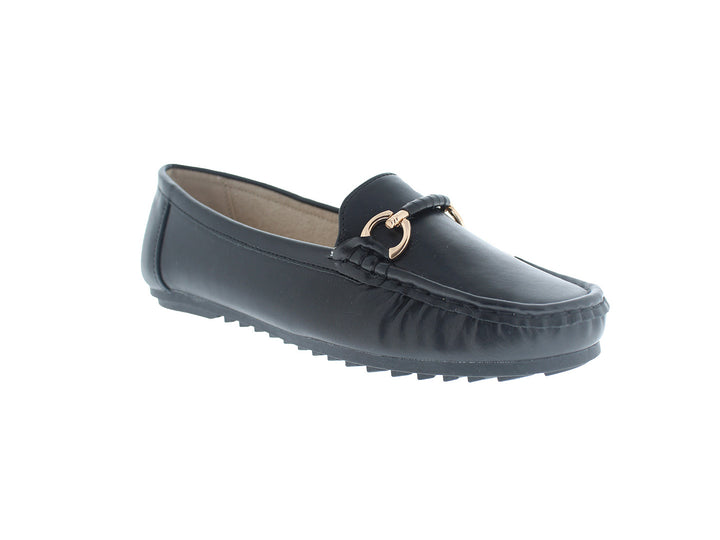 Zapato mocasín negro con detalle metálico dorado y suela dentada.