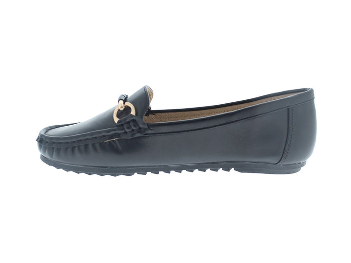 Zapato mocasín negro con detalle metálico dorado y suela dentada.