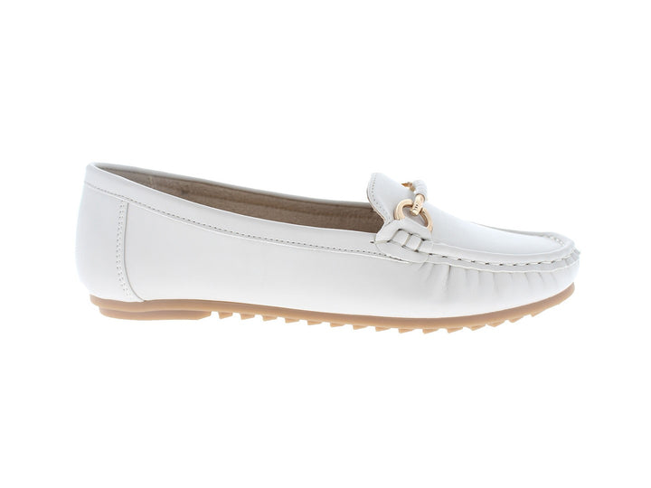 Zapato tipo mocasín color blanco con suela beige y detalle metálico dorado en la parte superior.