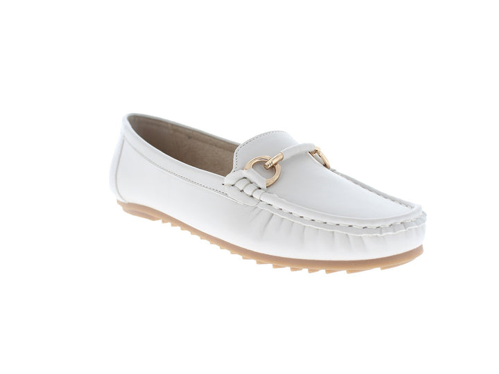 Zapato tipo mocasín color blanco con suela beige y detalle metálico dorado en la parte superior.