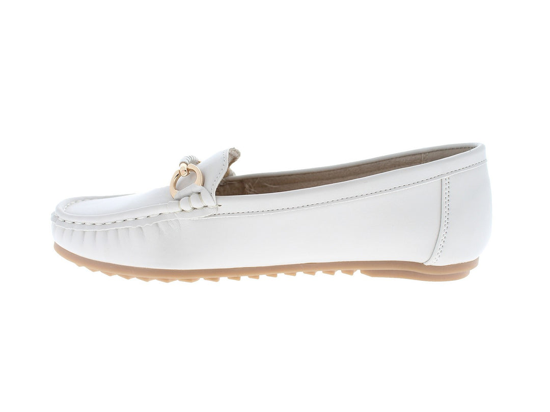 Zapato tipo mocasín color blanco con suela beige y detalle metálico dorado en la parte superior.