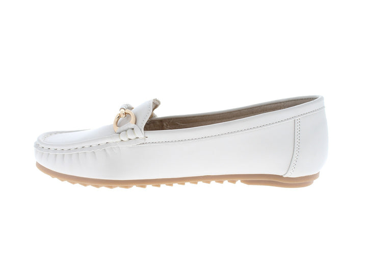 Zapato tipo mocasín color blanco con suela beige y detalle metálico dorado en la parte superior.
