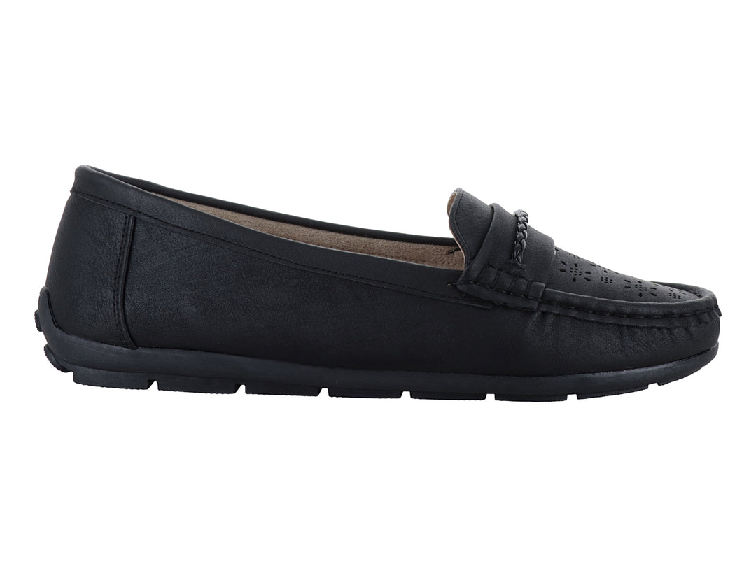 Zapato tipo mocasín color negro para mujer de la marca Comfort Fit con detalles perforados en la punta.
