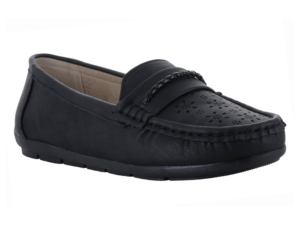 Zapato tipo mocasín color negro para mujer de la marca Comfort Fit con detalles perforados en la punta.