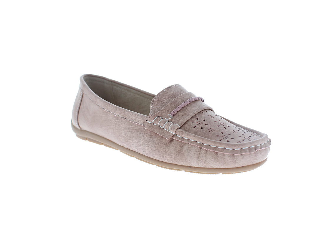 Zapato tipo mocasín color rosa palo con costuras decorativas