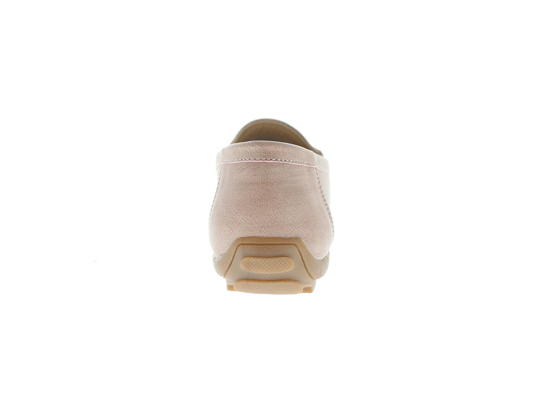 Zapato tipo mocasín color rosa palo con costuras decorativas