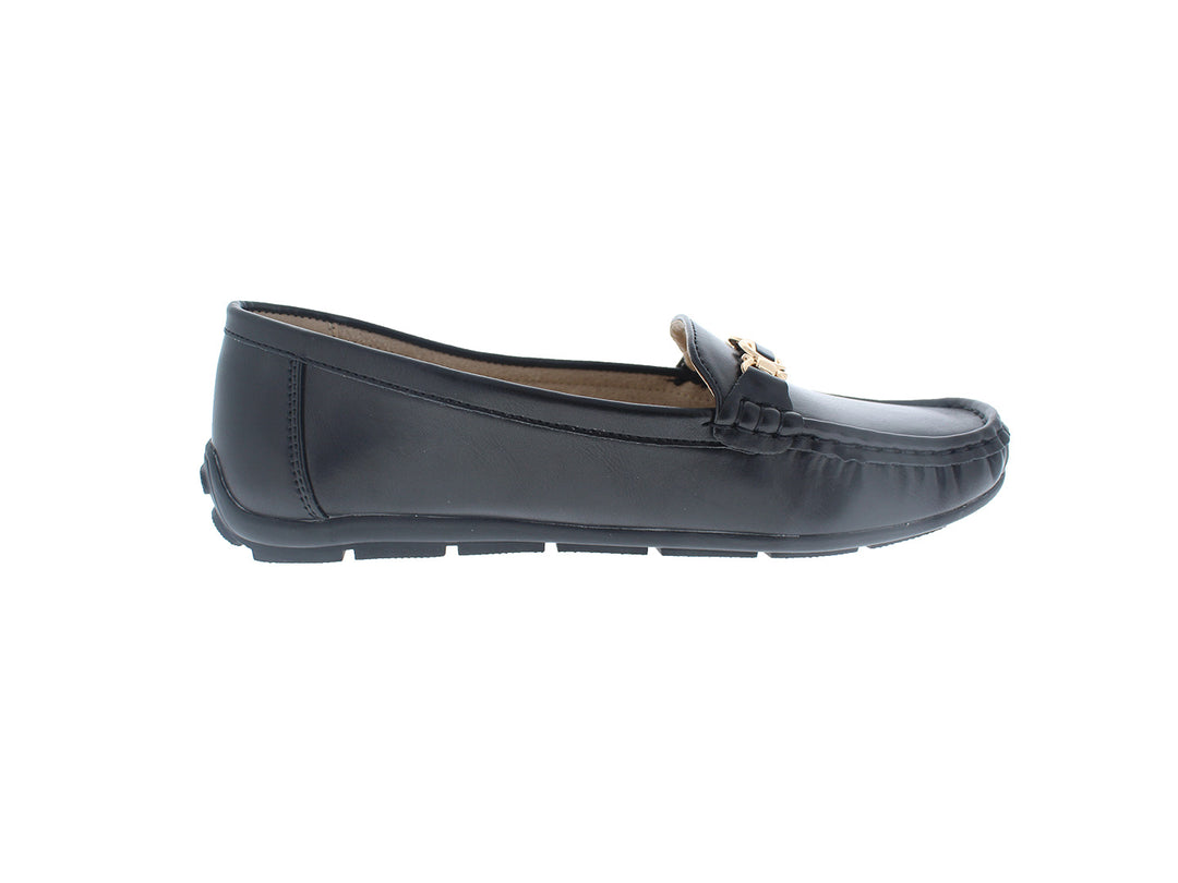Zapato tipo mocasín para mujer en color negro con un detalle metálico dorado en la parte superior.