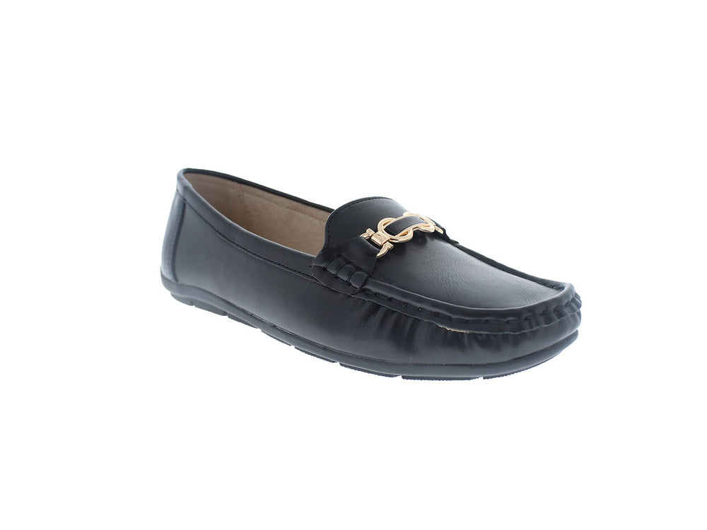 Zapato tipo mocasín para mujer en color negro con un detalle metálico dorado en la parte superior.