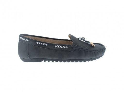 Zapato tipo mocasín color negro con detalles de costuras y cordones blancos en la parte superior.