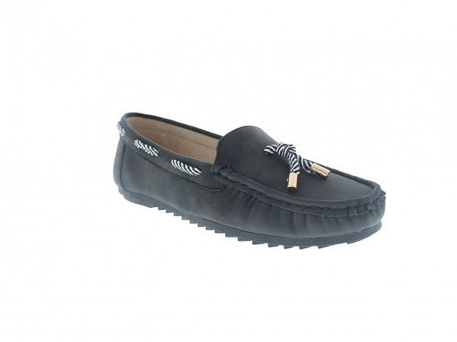 Zapato tipo mocasín color negro con detalles de costuras y cordones blancos en la parte superior.