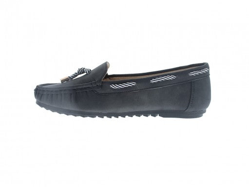 Zapato tipo mocasín color negro con detalles de costuras y cordones blancos en la parte superior.