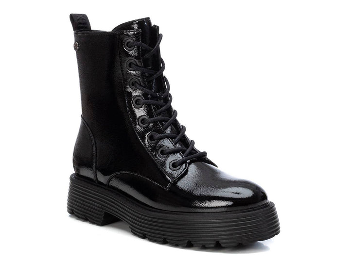 Bota negra de plataforma con acabado brillante y agujetas.