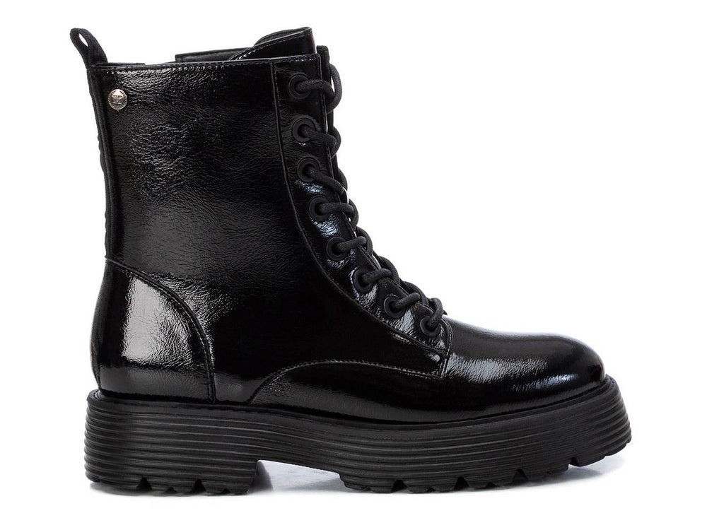 Bota negra de plataforma con acabado brillante y agujetas.