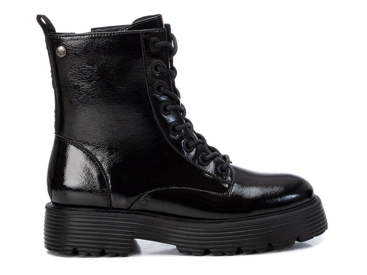 Bota negra de plataforma con acabado brillante y agujetas.
