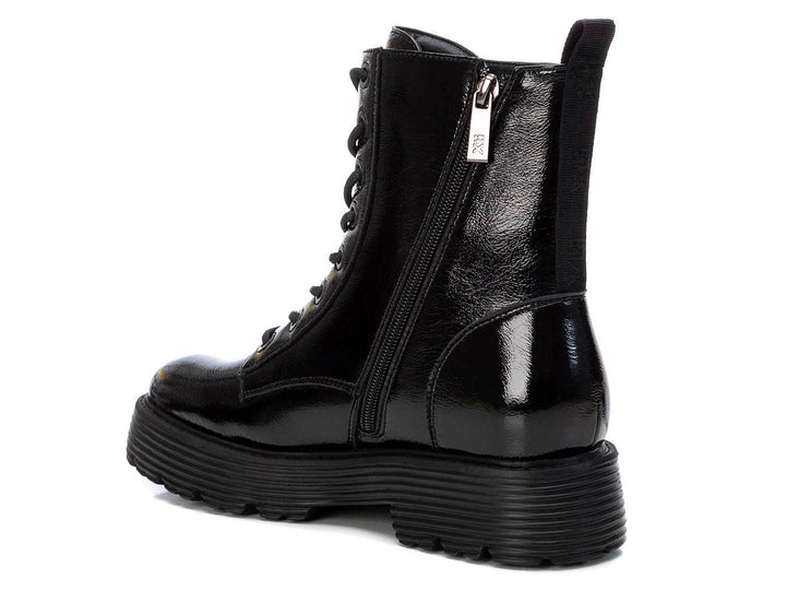 Bota negra de plataforma con acabado brillante y agujetas.