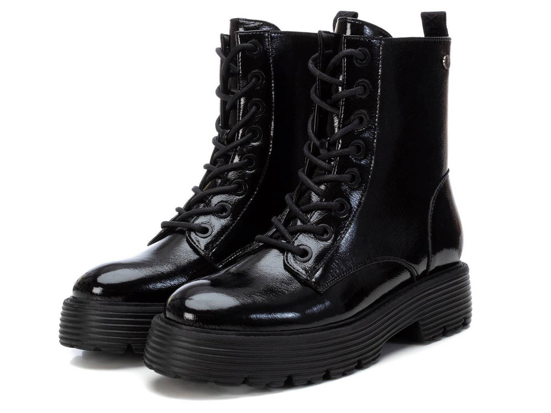 Bota negra de plataforma con acabado brillante y agujetas.