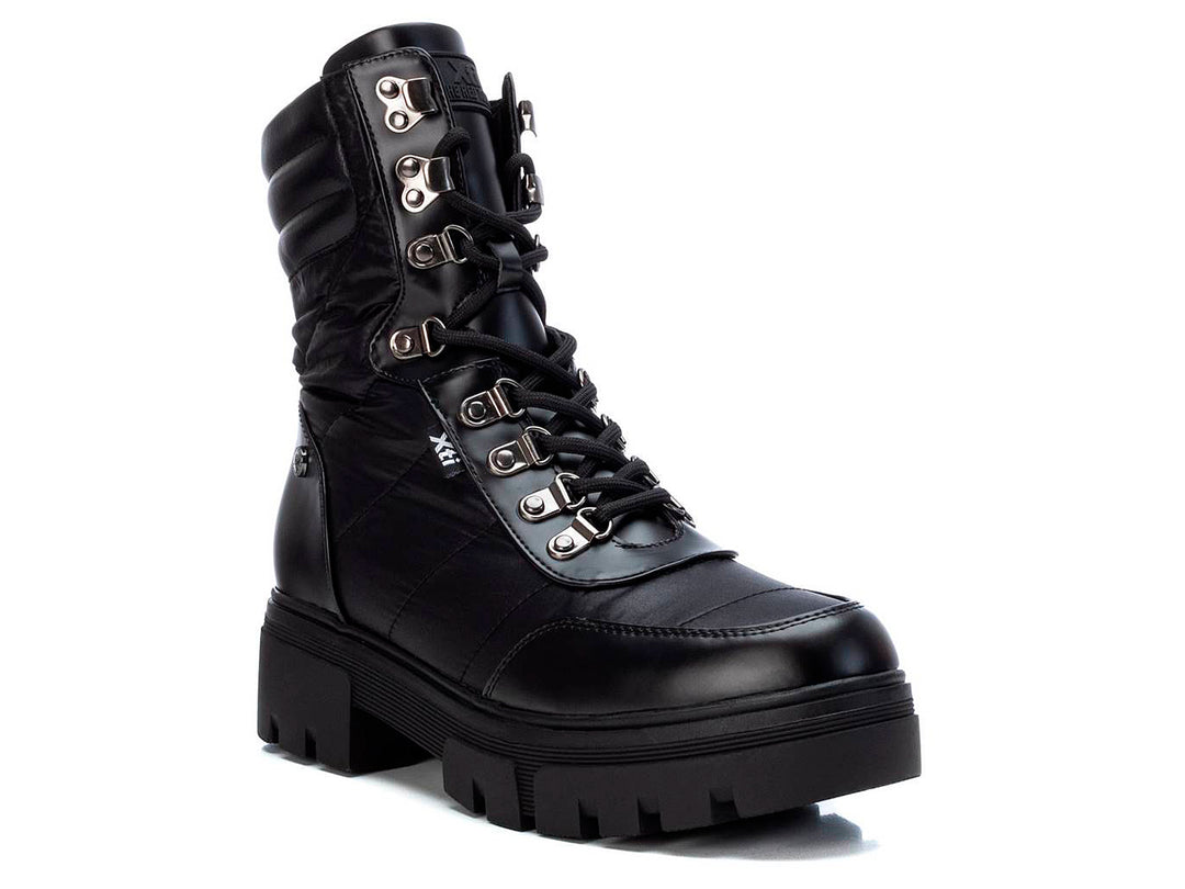 Bota negra para mujer de marca XTI con suela track y cordones