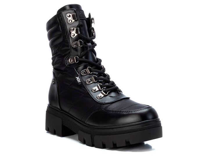 Bota negra para mujer de marca XTI con suela track y cordones