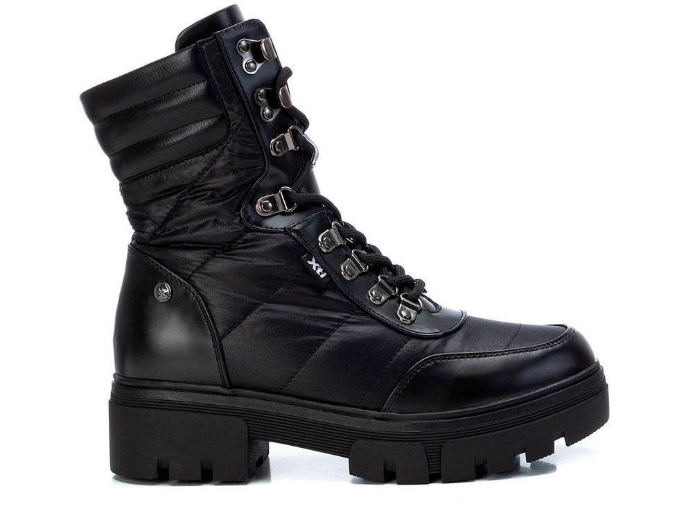 Bota negra para mujer de marca XTI con suela track y cordones