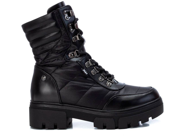 Bota negra para mujer de marca XTI con suela track y cordones