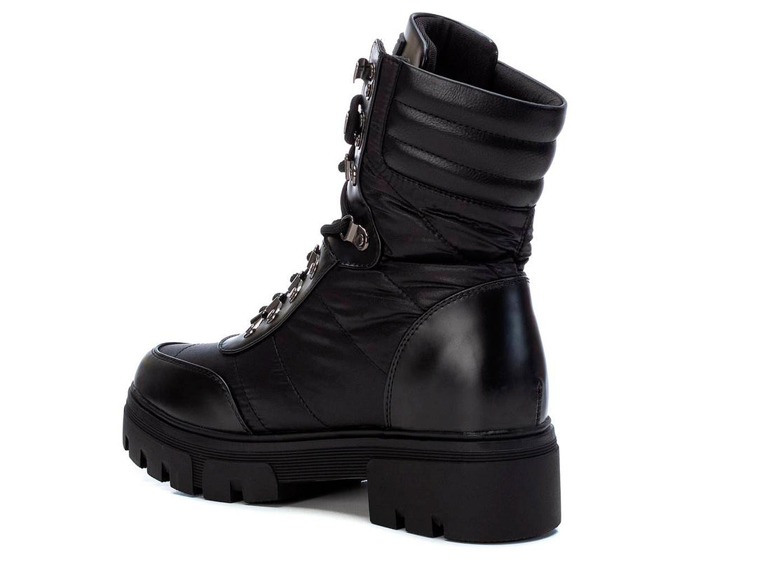 Bota negra para mujer de marca XTI con suela track y cordones