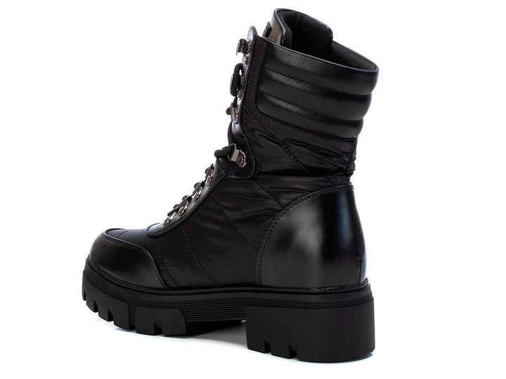 Bota negra para mujer de marca XTI con suela track y cordones