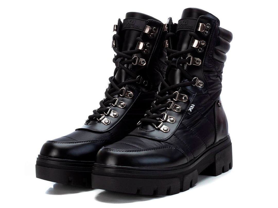 Bota negra para mujer de marca XTI con suela track y cordones
