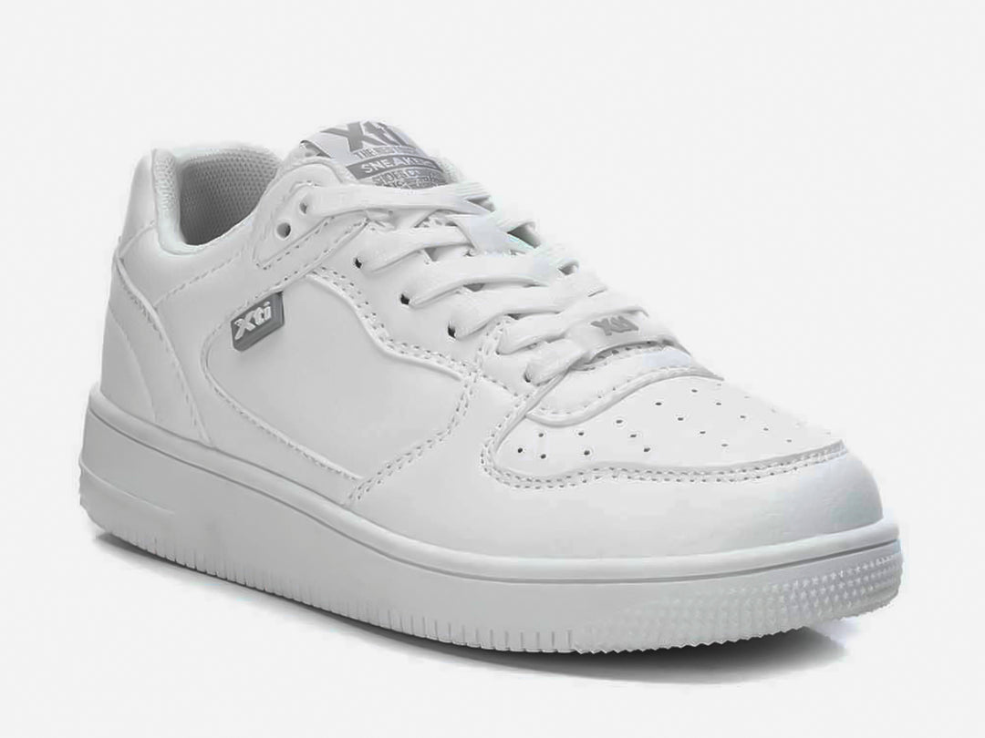 Tenis blancos para mujer marca XTI de estilo casual con suela blanca y agujetas.
