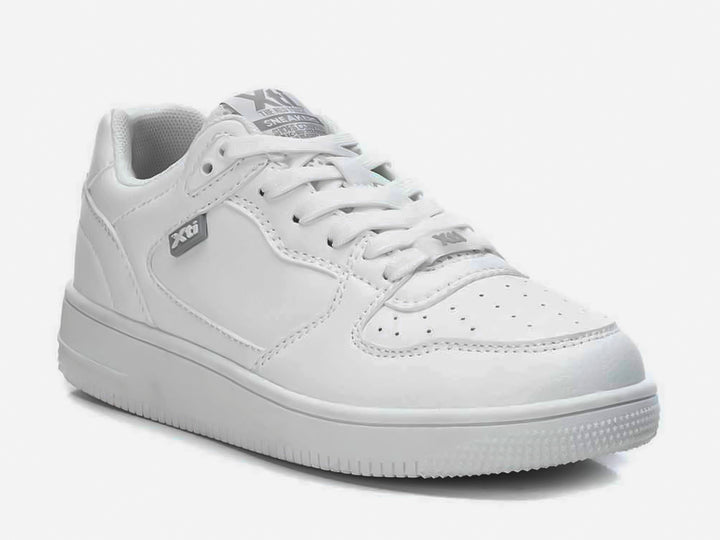Tenis blancos para mujer marca XTI de estilo casual con suela blanca y agujetas.