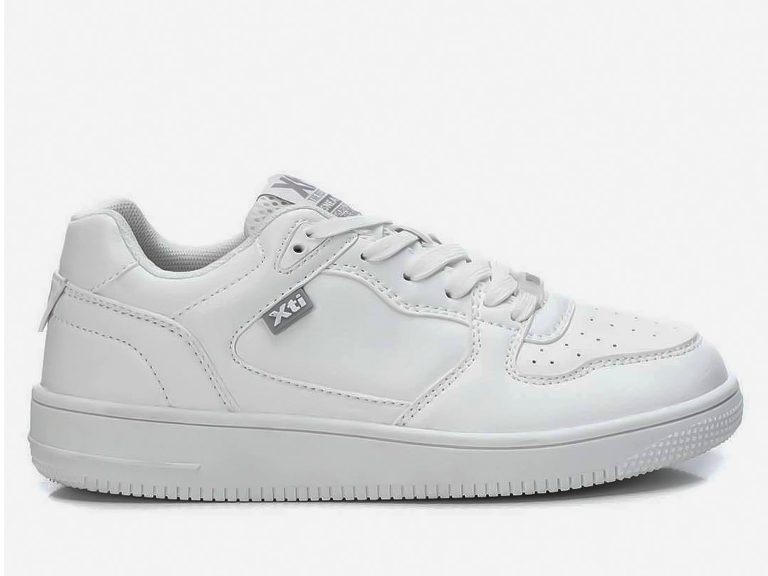 Tenis blancos para mujer marca XTI de estilo casual con suela blanca y agujetas.