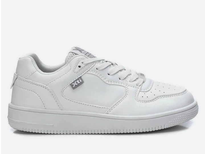 Tenis blancos para mujer marca XTI de estilo casual con suela blanca y agujetas.