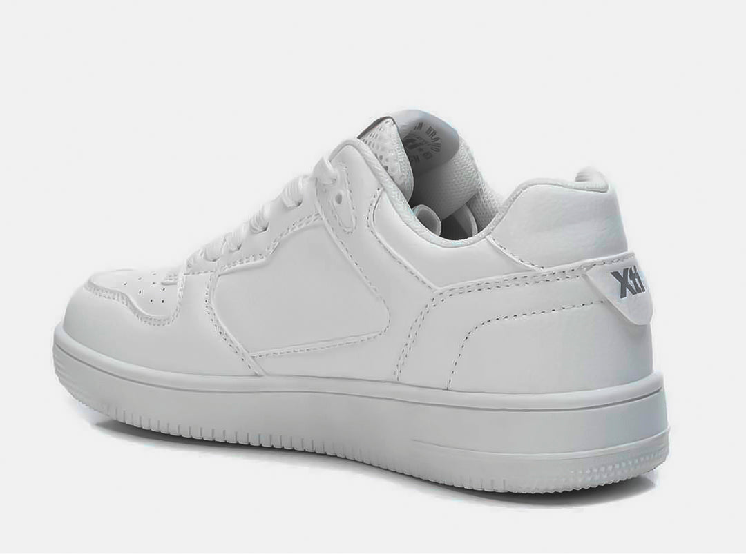 Tenis blancos para mujer marca XTI de estilo casual con suela blanca y agujetas.