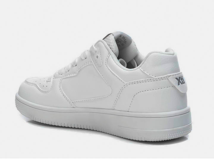 Tenis blancos para mujer marca XTI de estilo casual con suela blanca y agujetas.