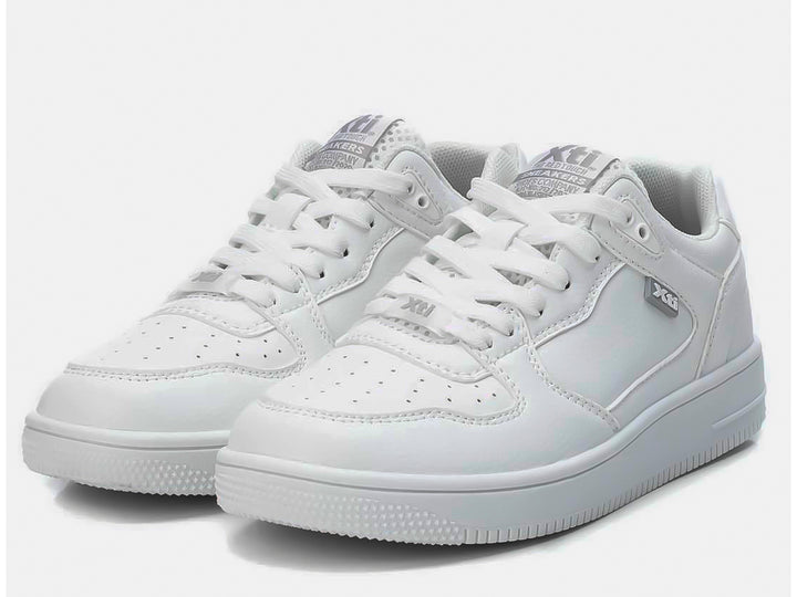 Tenis blancos para mujer marca XTI de estilo casual con suela blanca y agujetas.