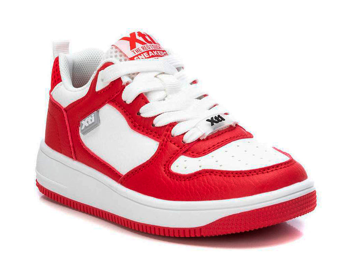 Tenis infantiles XTI en colores rojo y blanco con cordones y suela blanca.