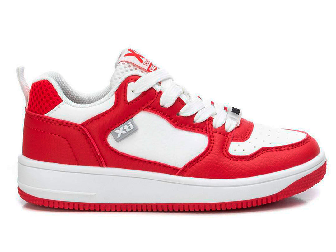 Tenis infantiles XTI en colores rojo y blanco con cordones y suela blanca.
