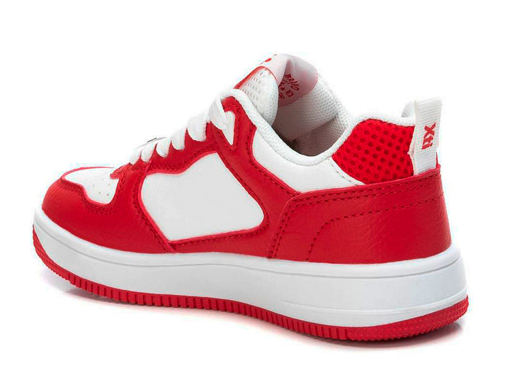 Tenis infantiles XTI en colores rojo y blanco con cordones y suela blanca.