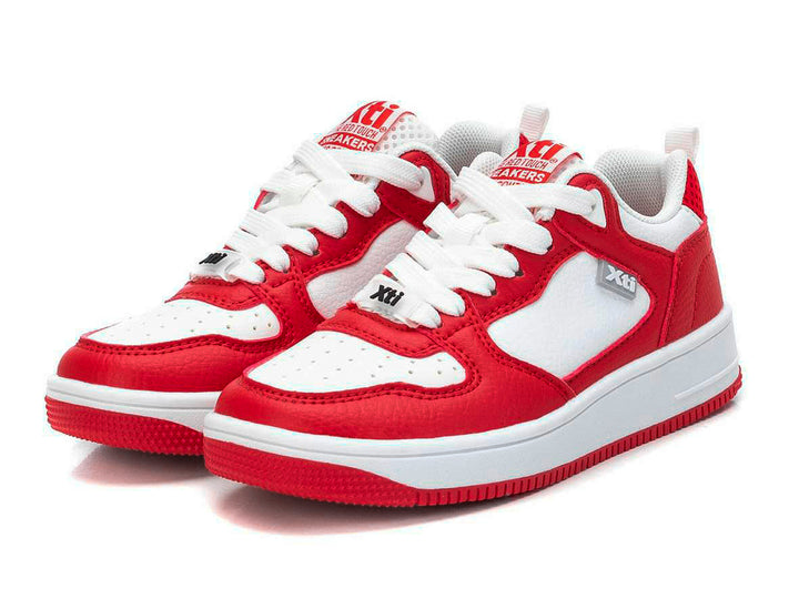 Tenis infantiles XTI en colores rojo y blanco con cordones y suela blanca.