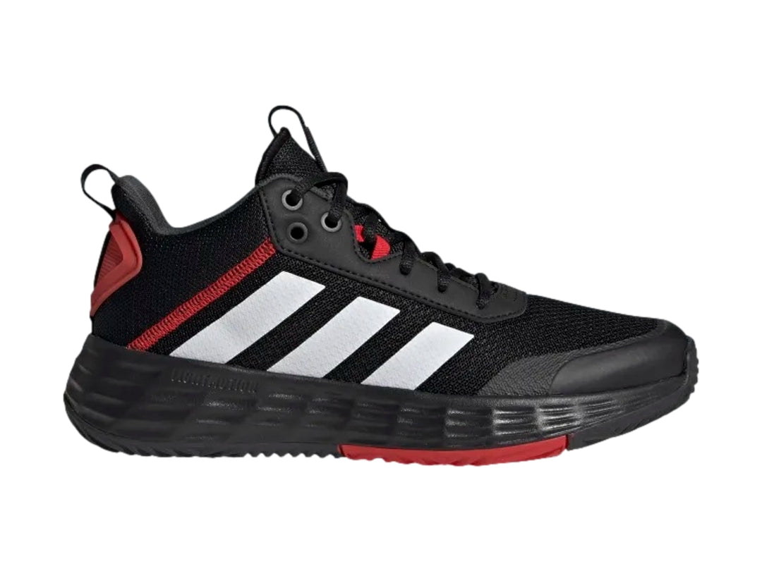 Tenis de baloncesto Adidas OwnTheGame 2.0 en color negro con tres franjas blancas y detalles rojos.