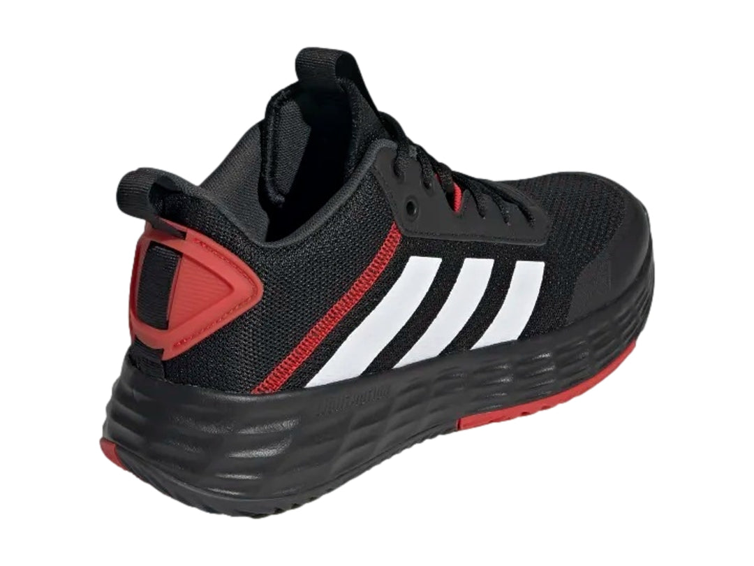 Tenis de baloncesto Adidas OwnTheGame 2.0 en color negro con tres franjas blancas y detalles rojos.