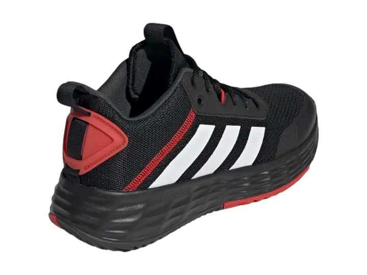 Tenis de baloncesto Adidas OwnTheGame 2.0 en color negro con tres franjas blancas y detalles rojos.