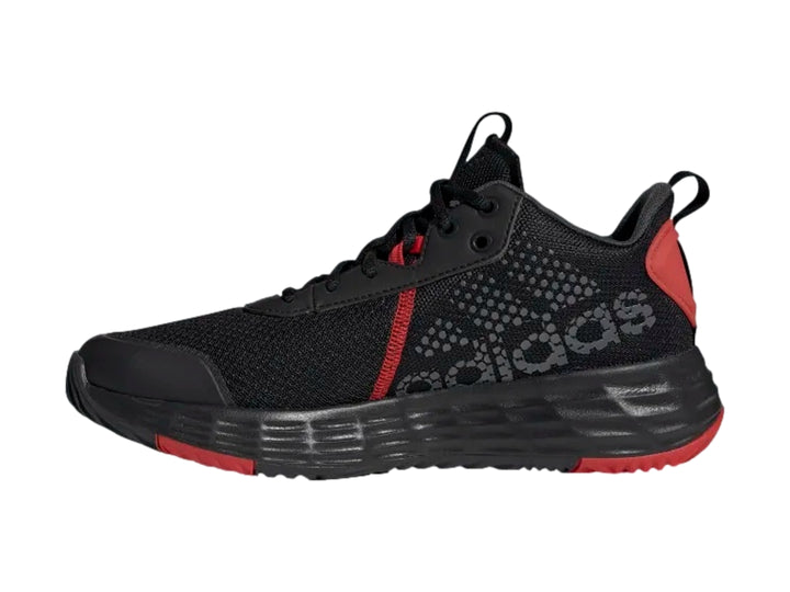 Tenis de baloncesto Adidas OwnTheGame 2.0 en color negro con tres franjas blancas y detalles rojos.