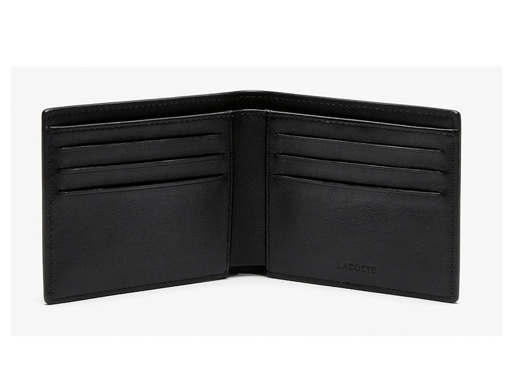 Cartera de cuero negro para hombre de la marca Lacoste con logotipo metálico.