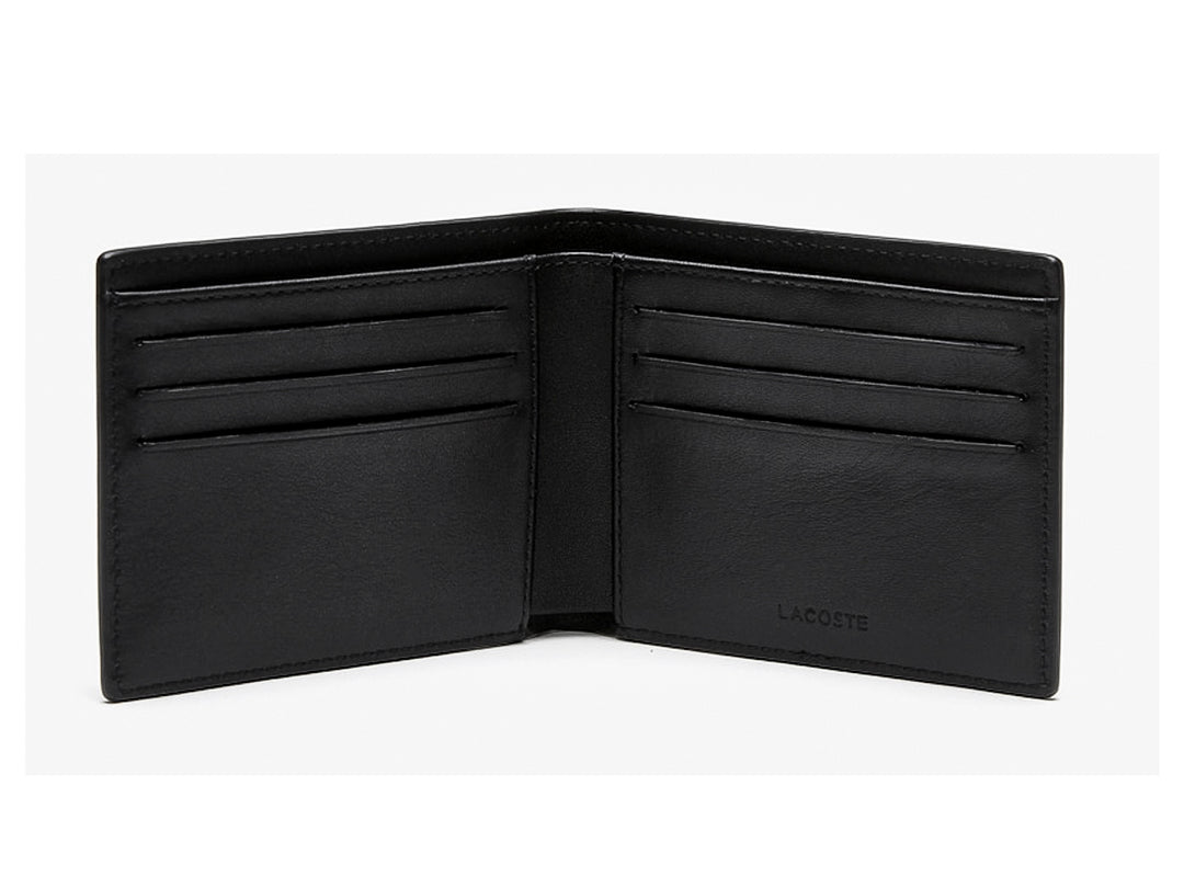 Cartera de cuero negro para hombre de la marca Lacoste con logotipo metálico.