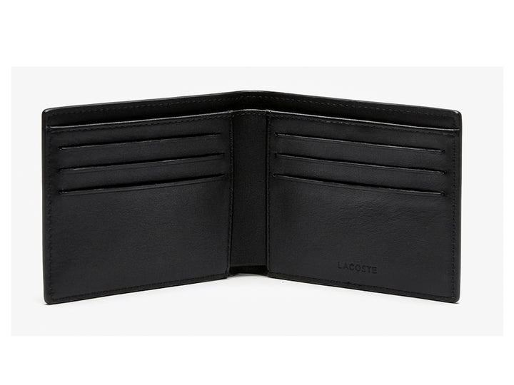 Cartera de cuero negro para hombre de la marca Lacoste con logotipo metálico.